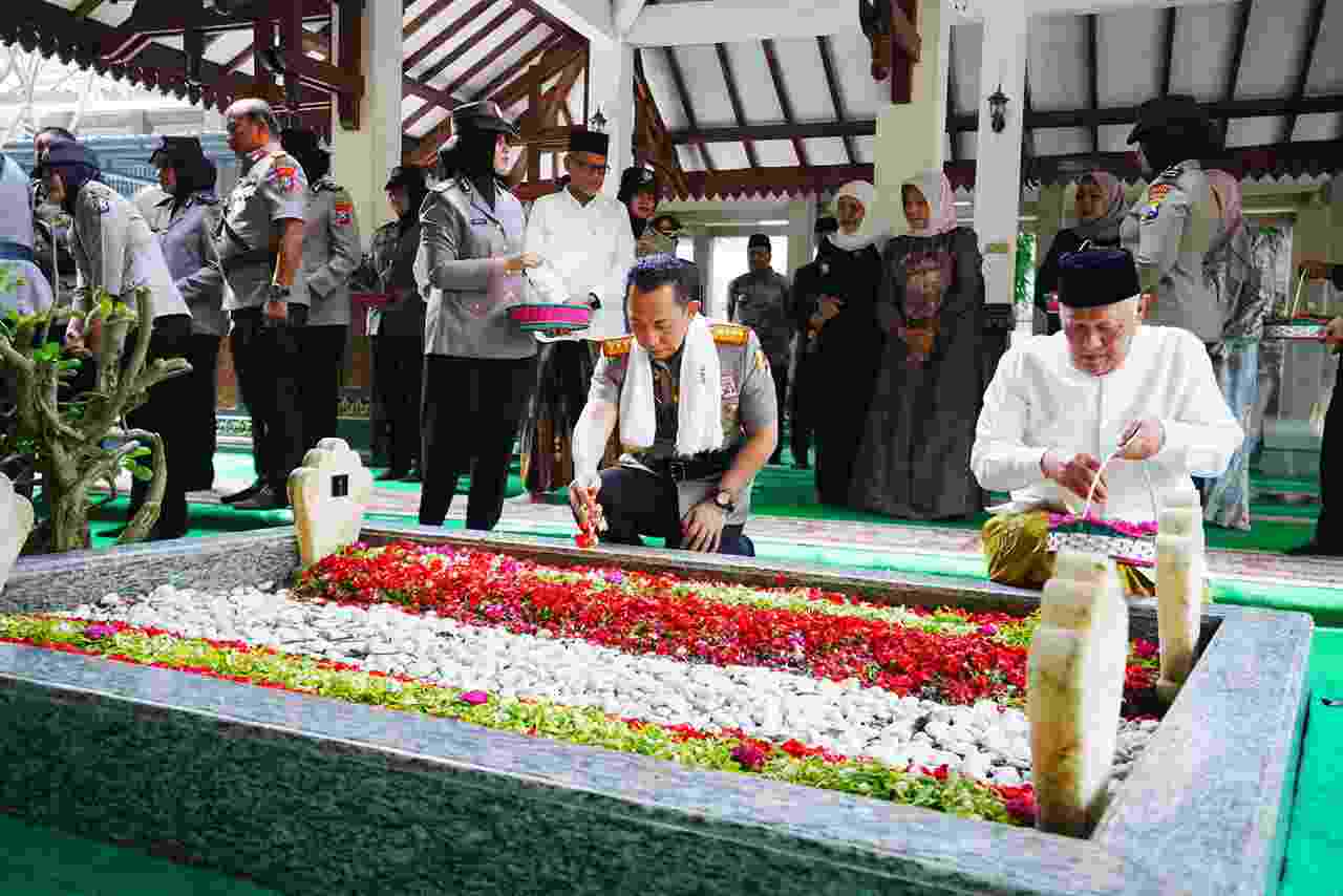 Jelang Hari Bhayangkara, Kapolri Ziarah ke Makam Gus Dur