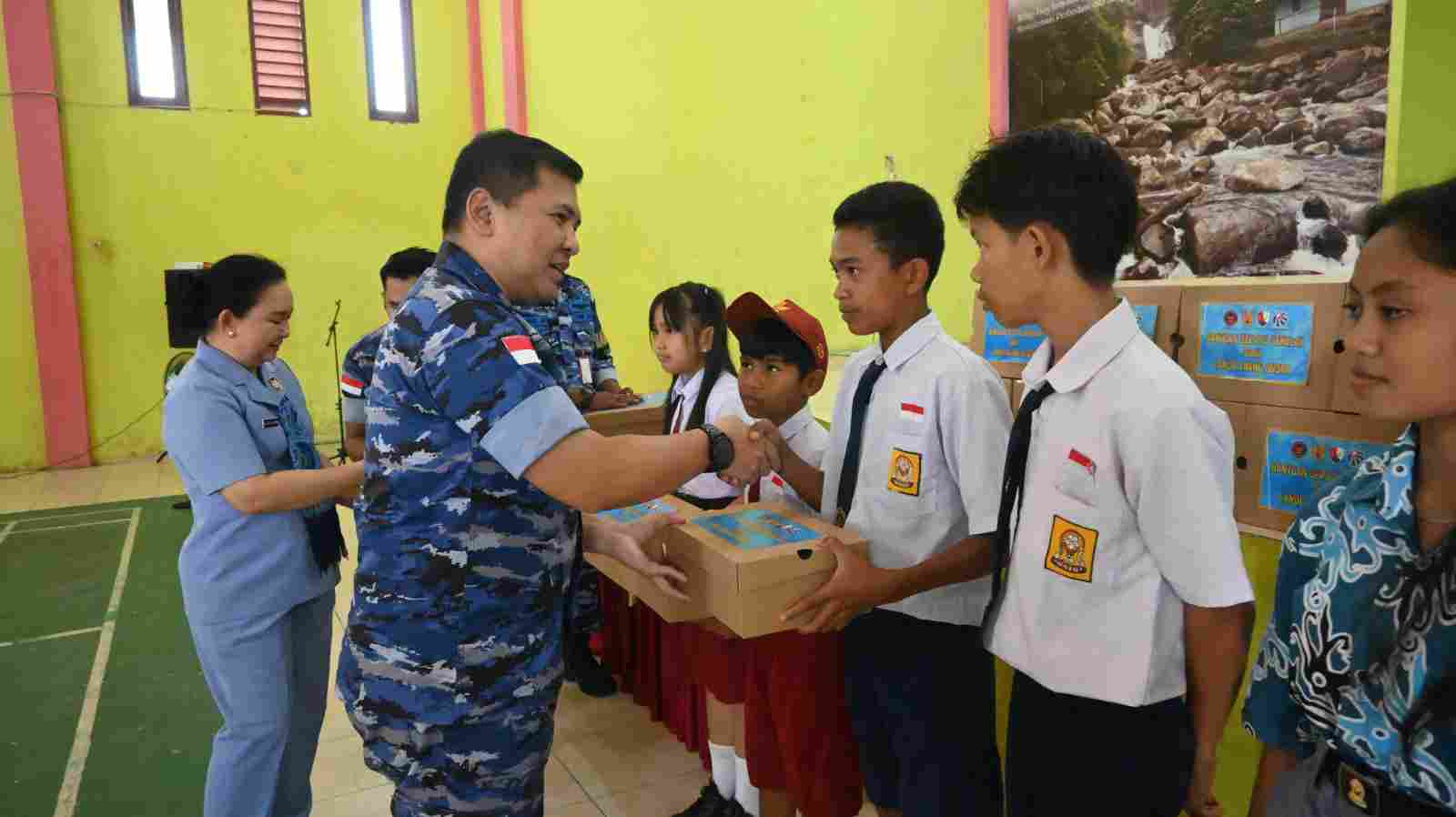 Bakti Sosial TNI AU di Perbatasan, Salurkan Bantuan dan Layanan Kesehatan di Krayan