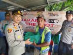 Jaga Jakarta On The Spot : Polsek Pondok Gede Berbagi Paket Beras di Jatibening Baru