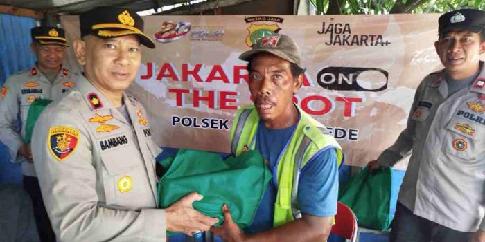 Jaga Jakarta On The Spot : Polsek Pondok Gede Berbagi Paket Beras di Jatibening Baru