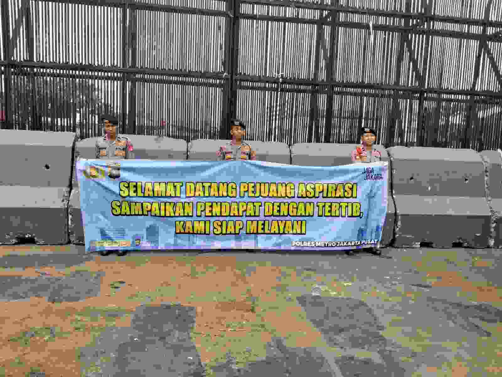 Polda Metro Jaya Kedepankan Pelayanan Humanis Saat Kawal Aksi KNARA di DPR Dengan Spanduk Simpatik