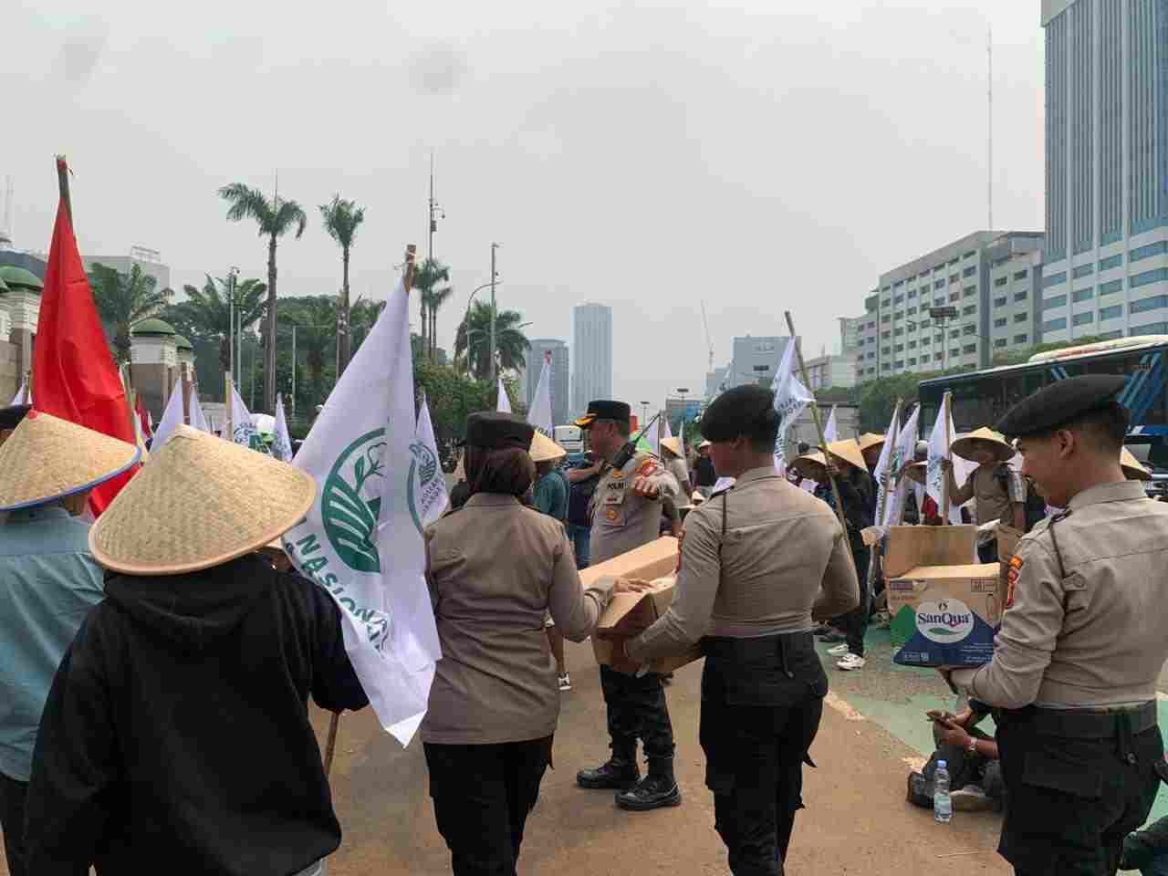 Polisi Bagikan Snack dan Minuman ke Massa Aksi KNARA di DPR
