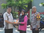 Jaga Bekasi On The Spot: Polsek Pondok Gede Dampingi Penyaluran Popok Lansia di Kelurahan Jaticempaka