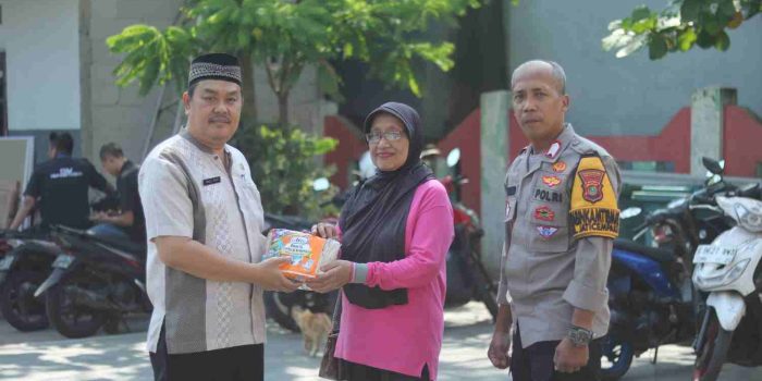 Jaga Bekasi On The Spot: Polsek Pondok Gede Dampingi Penyaluran Popok Lansia di Kelurahan Jaticempaka