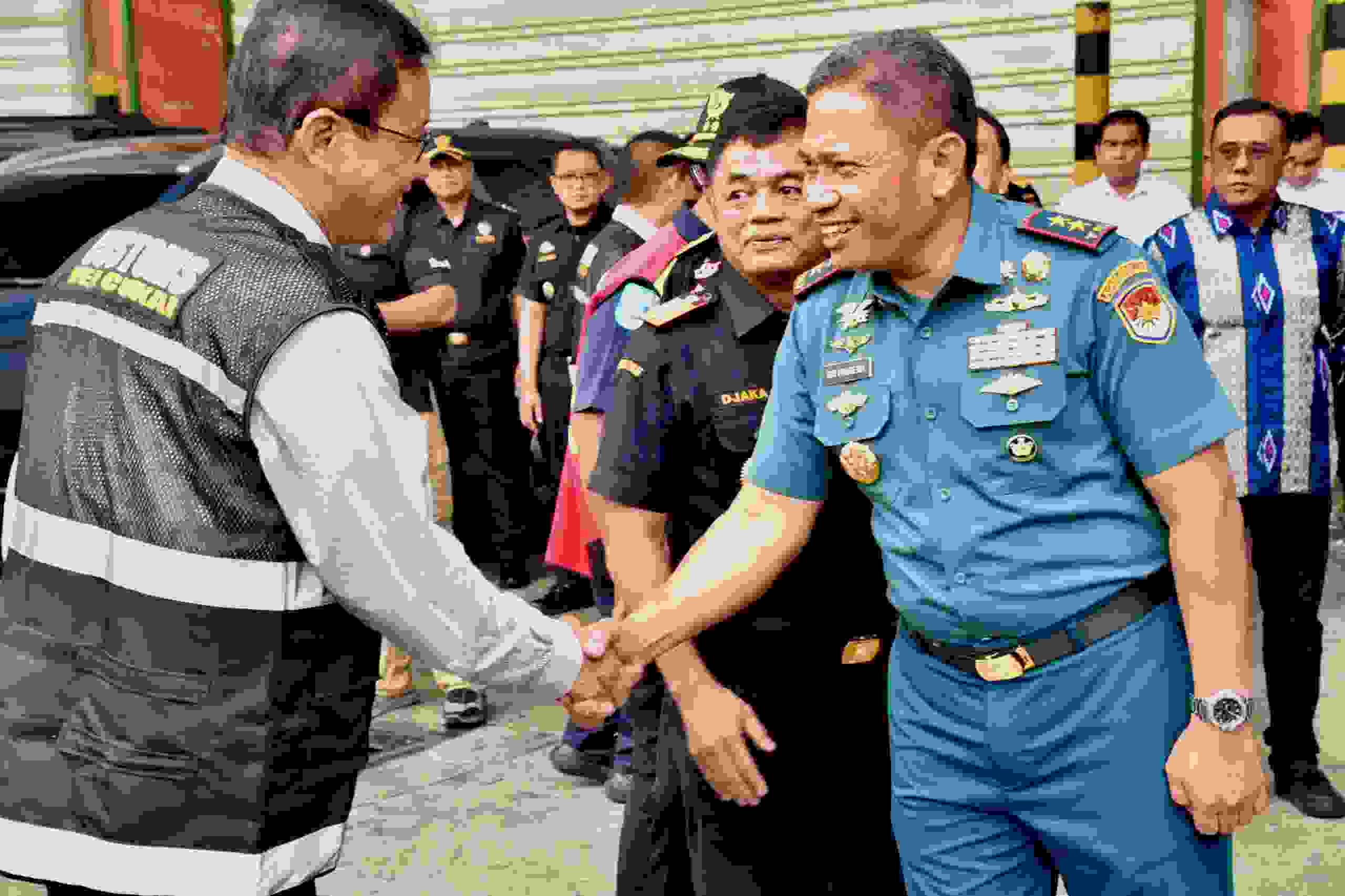 WUJUD SINERGITAS, DANKODAERAL III HADIRI KONFERENSI PERS PENINDAKAN PAKAIAN BEKAS ILEGAL SENILAI MILIARAN RUPIAH