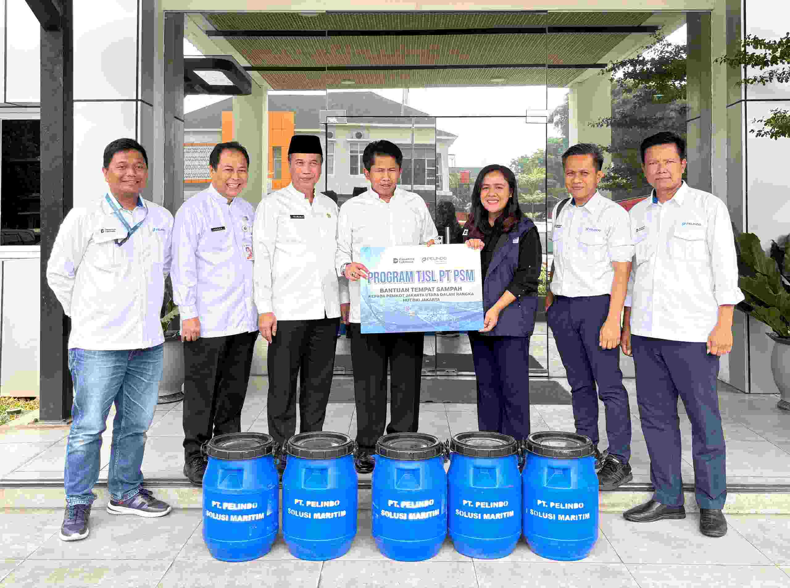 RAYAKAN HUT DKI JAKARTA, PT PSM BERIKAN BANTUAN TONG DROP POINT KEPADA WARGA JAKARTA UTARA