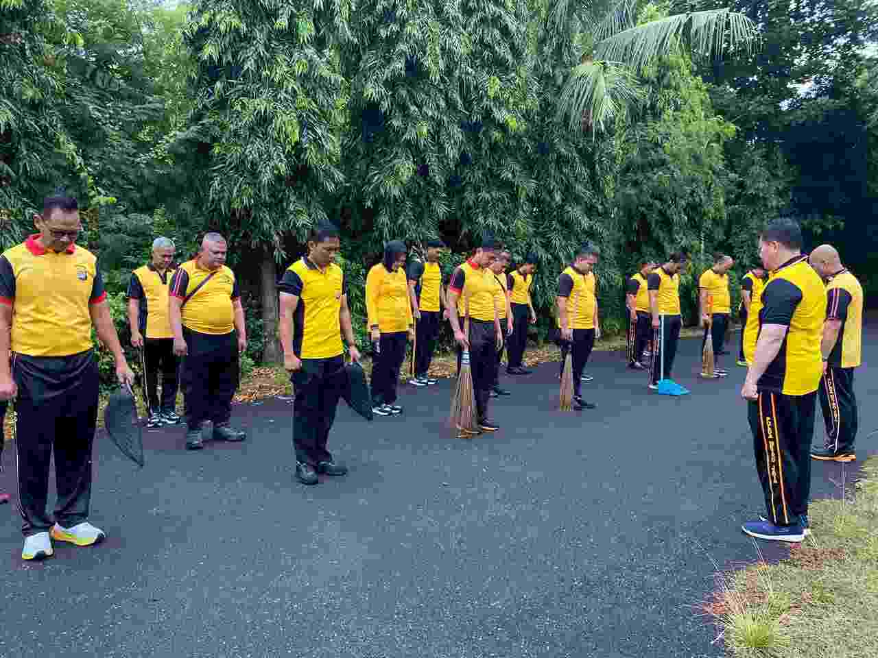 JASRI KURVE DAN PENANAMAN POHON DALAM RANGKA GERAKAN INDONESIA ASRI SAMBUT HARI BHAYANGKARA KE-80