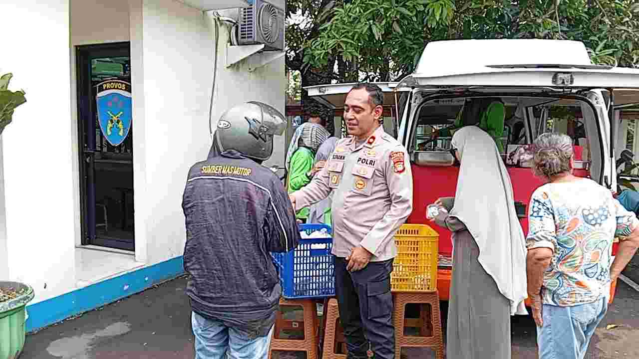 Berbagi Berkah di Tengah Aktivitas Warga, Polsek Bekasi Selatan Bagikan Ratusan Paket Makan Siang Gratis