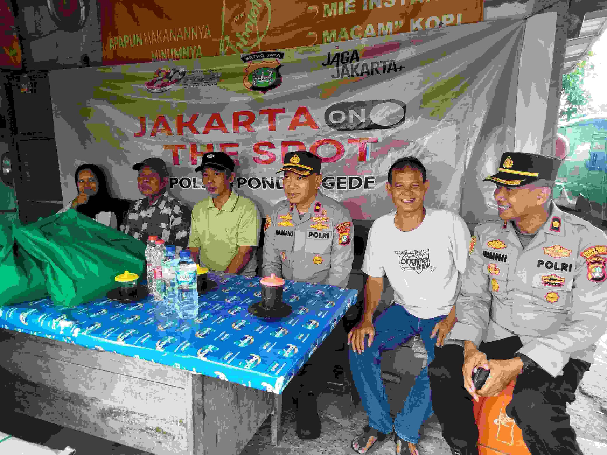 Jakarta On The Spot: Polsek Pondok Gede Penyaluran Paket Sembako di Jaticempaka