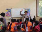 Melalui Honai Belajar, Ops Damai Cartenz Kenalkan Dunia dan Tata Surya kepada Anak-anak di Tembagapura, Timika, Papua Tengah