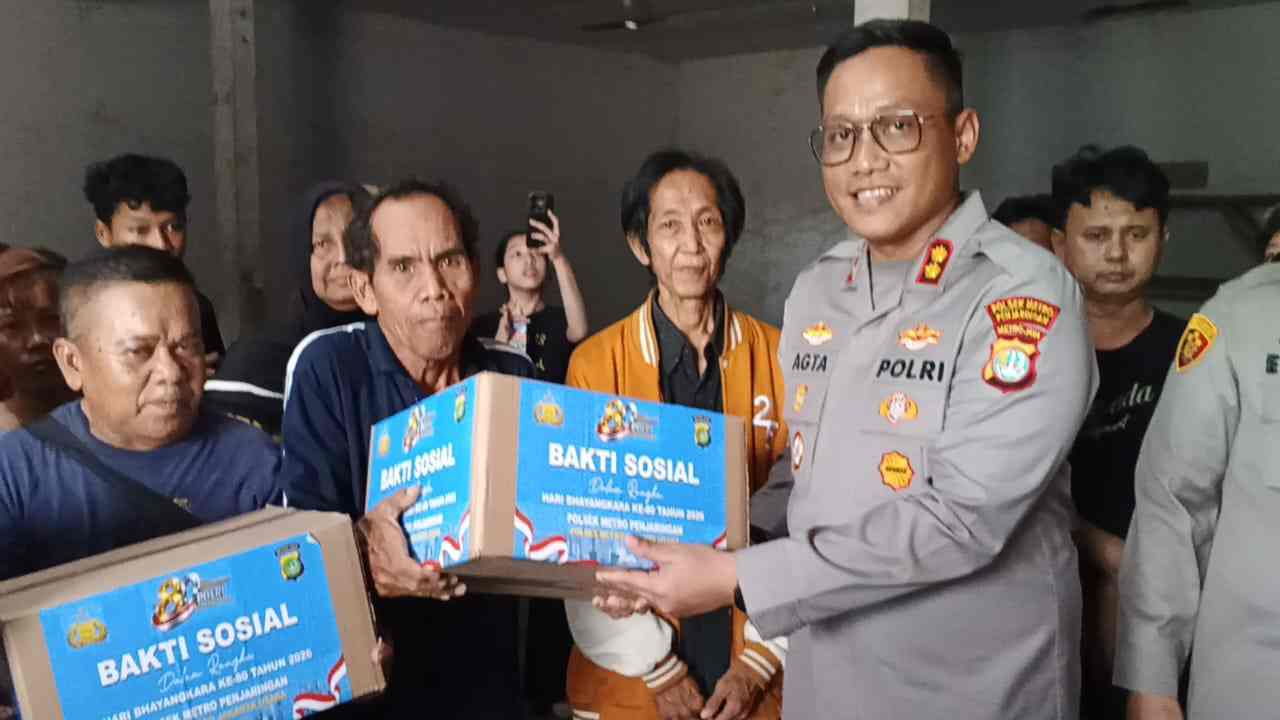 POLRI HADIR DI TENGAH DUKA, KAPOLRES METRO JAKARTA UTARA SALURKAN BANTUAN UNTUK KORBAN KEBAKARAN DI PENJARINGAN