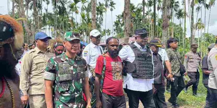 Dandim 1710/Mimika Ajak Warga Jaga Persaudaraan dalam Prosesi Perdamaian Perang Suku di Kwamki Narama