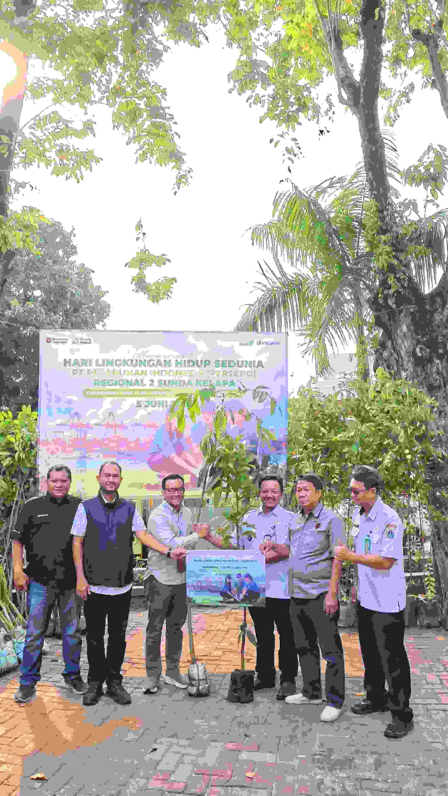 Pelindo Regional 2 Sunda Kelapa Salurkan 250 Bibit Pohon untuk Dukung ProKlim Nasional di Penjaringan