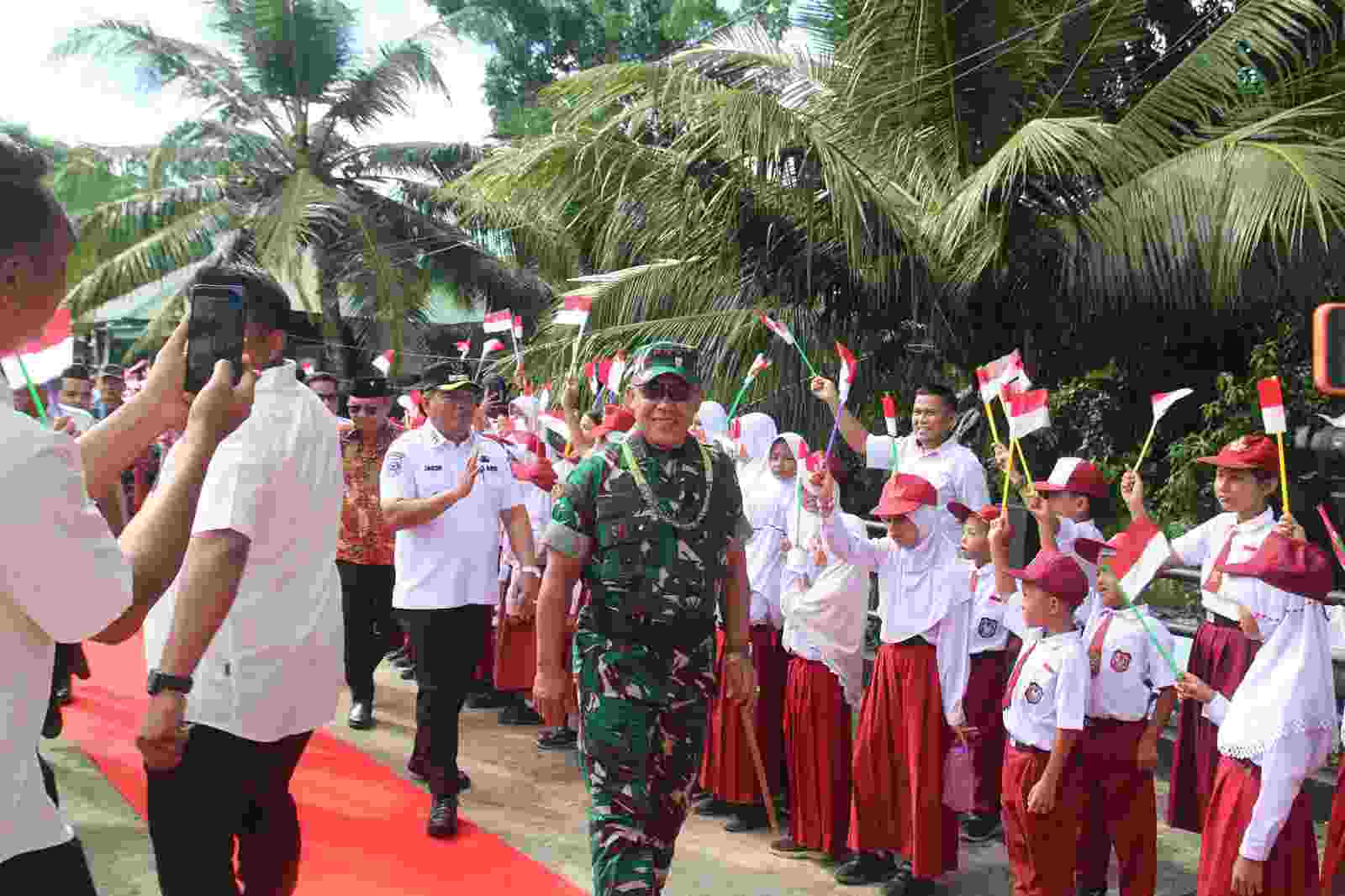 Danpusterad Tutup Karya Bakti TNI AD Skala Besar di Kepulauan Mentawai