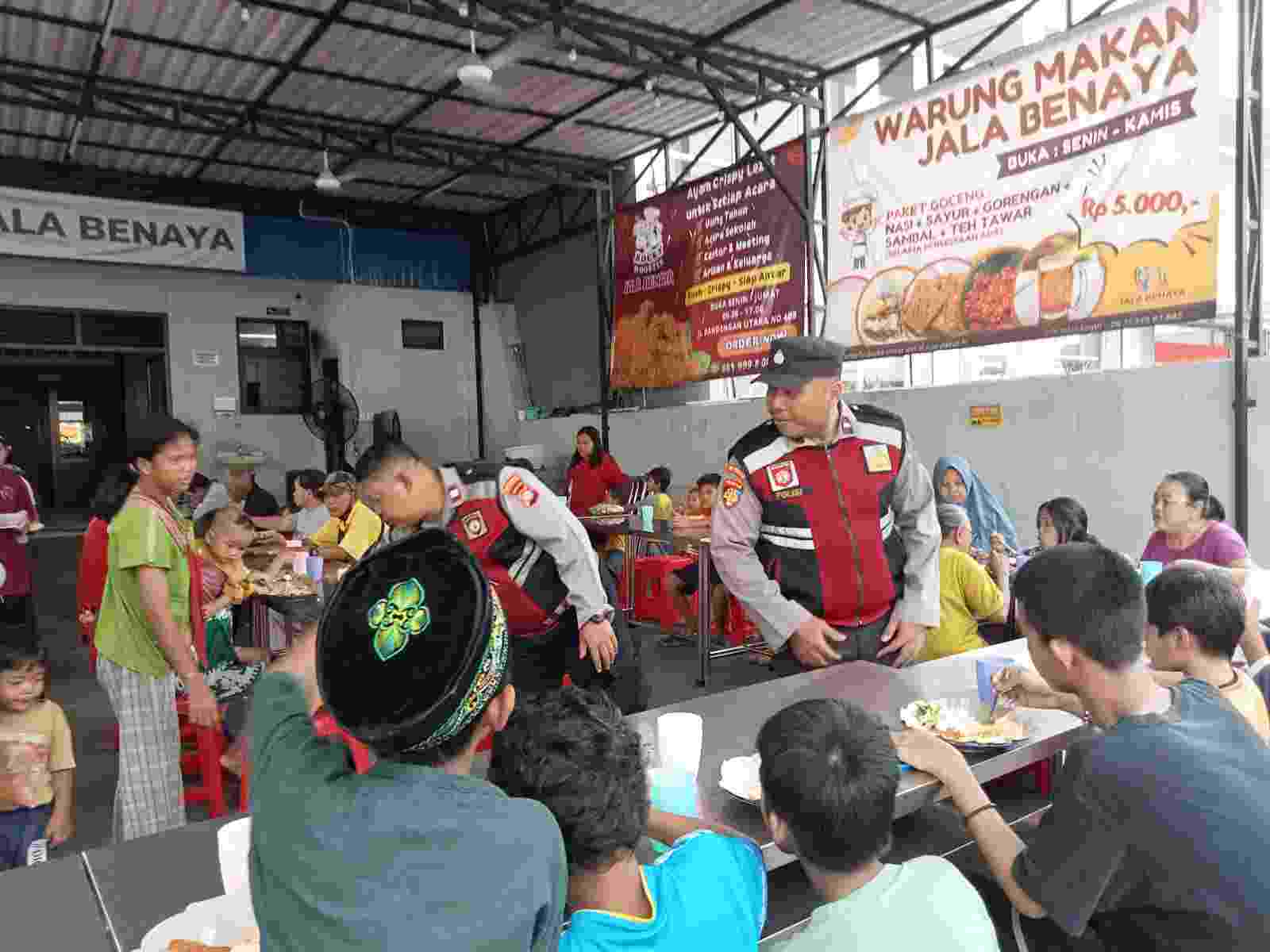 JUM’AT PEDULI POLSEK METRO PENJARINGAN, TEBAR KEHANGATAN DAN KEPEDULIAN UNTUK WARGA DI JALA BENAYA