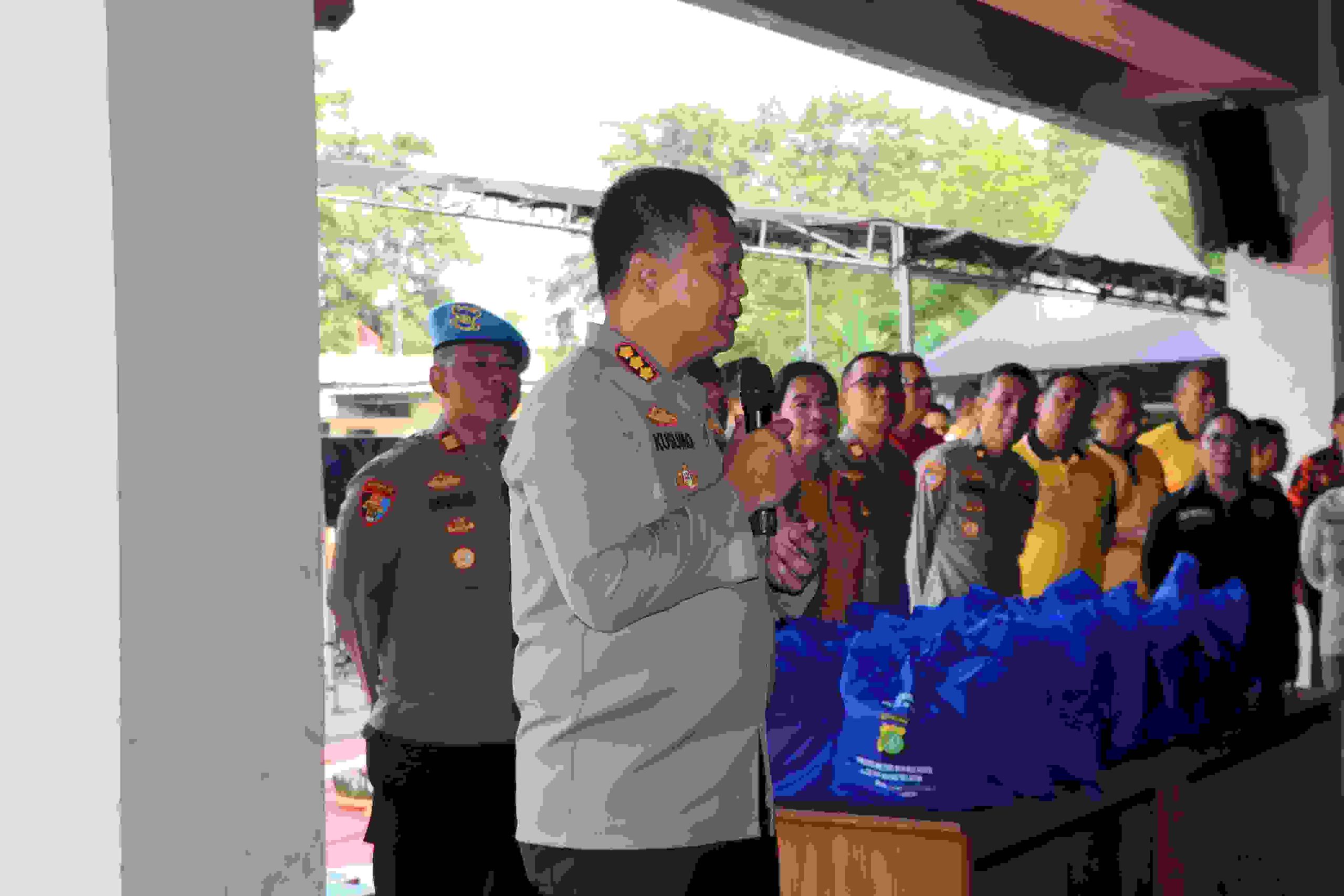 Rangkul Ojol Hingga Ormas, Polres Metro Bekasi Kota Salurkan Bansos Sembako Demi Jaga Ketahanan Pangan Warga