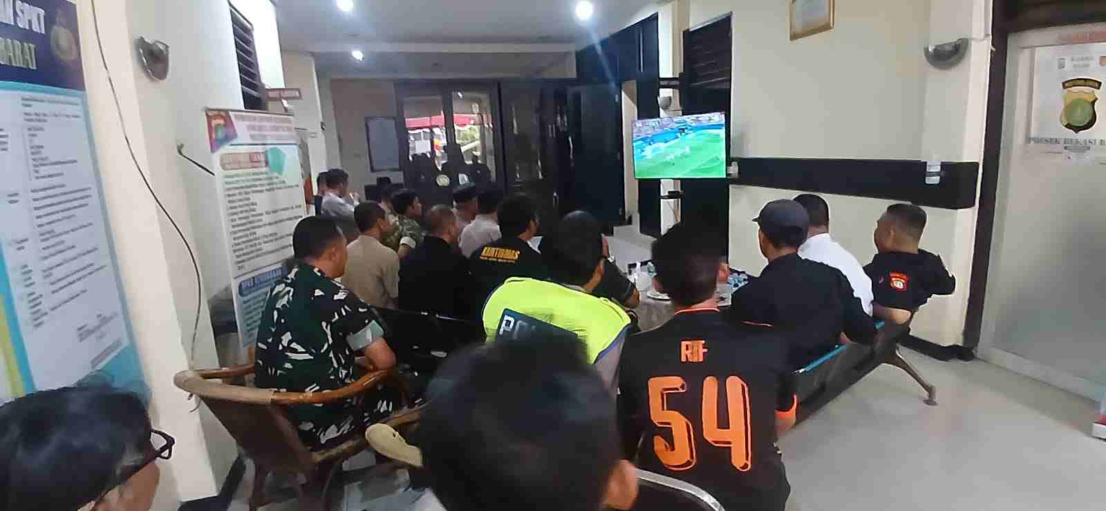 Nonton Bareng Piala Dunia, Kapolsek Bekasi Barat Pererat Sinergitas Bersama TNI dan Warga