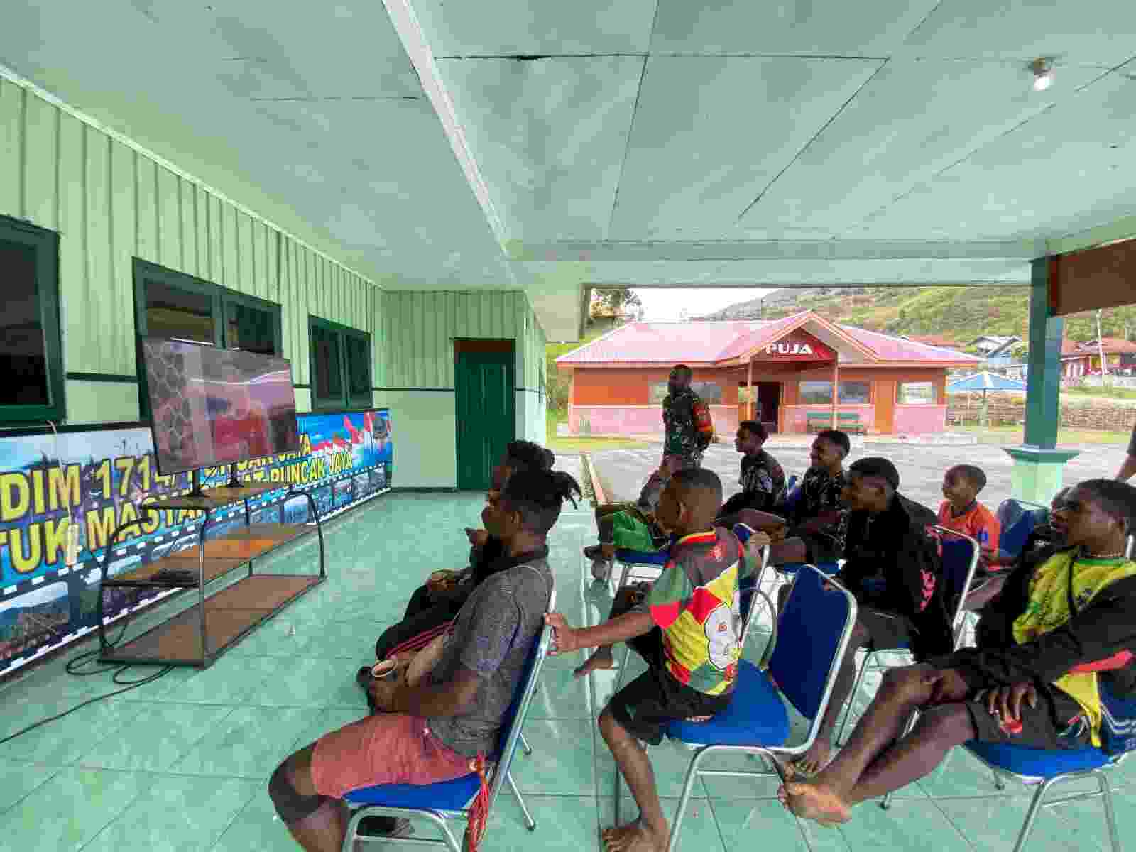 Lewat Nobar Piala Dunia 2026, Kodim 1714/Puncak Jaya Perkuat Silaturahmi dengan Warga