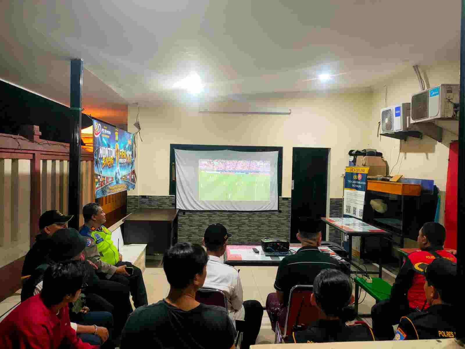 Lebih dari Sekadar Nobar, Polsek Bekasi Selatan Bangun Kedekatan dengan Warga Lewat Semangat Piala Dunia 2026