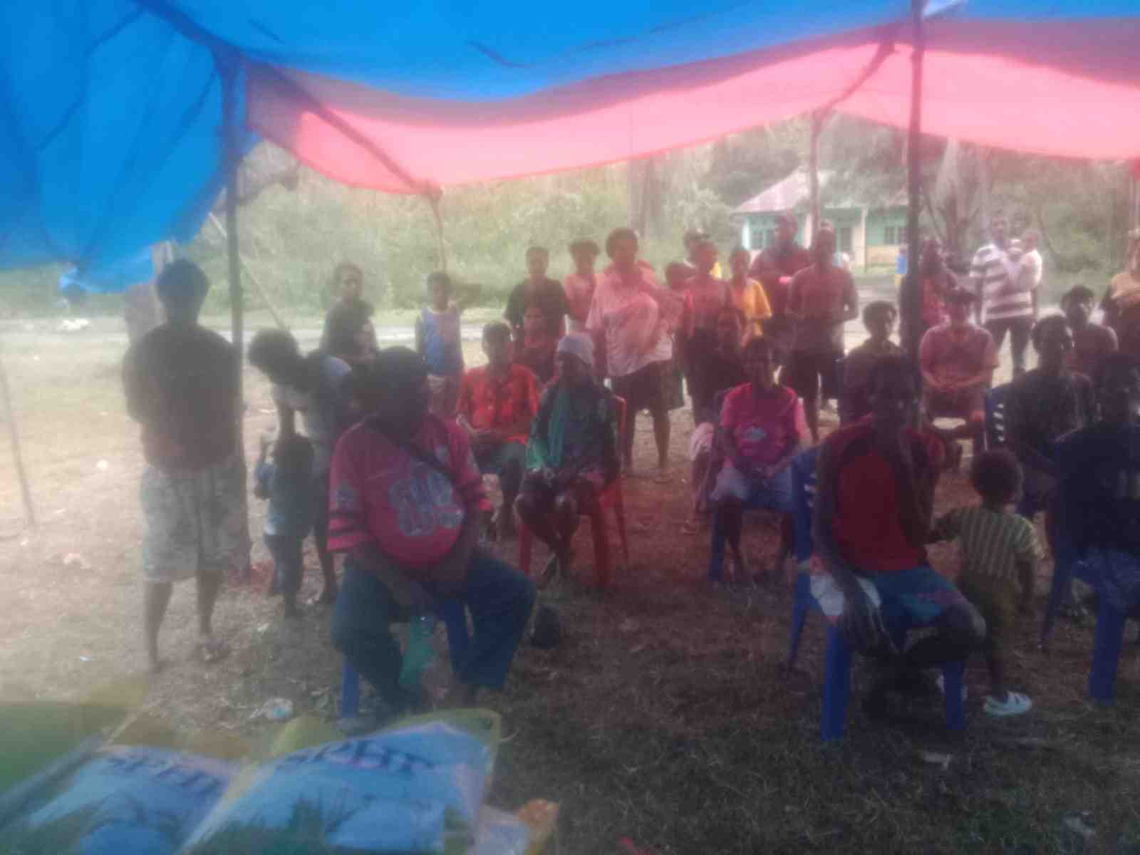 Kebersamaan Lewat Layar dan Sembako Kepala Suku
