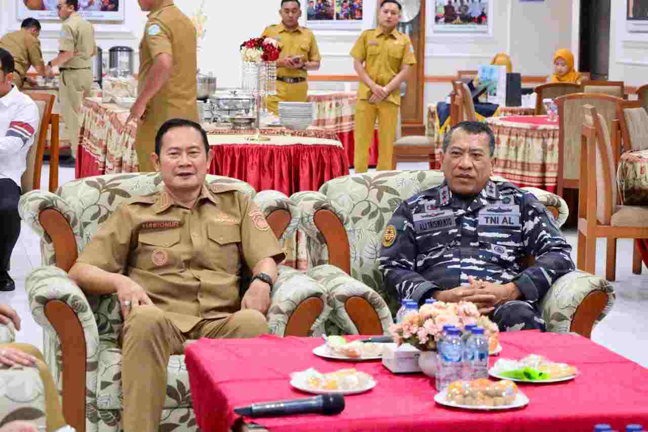 PERKUAT SINERGI DUKUNG KETAHANAN PANGAN, KOMANDAN KODAERAL V LAKSANAKAN COURTESY CALL KEPADA BUPATI LAMONGAN