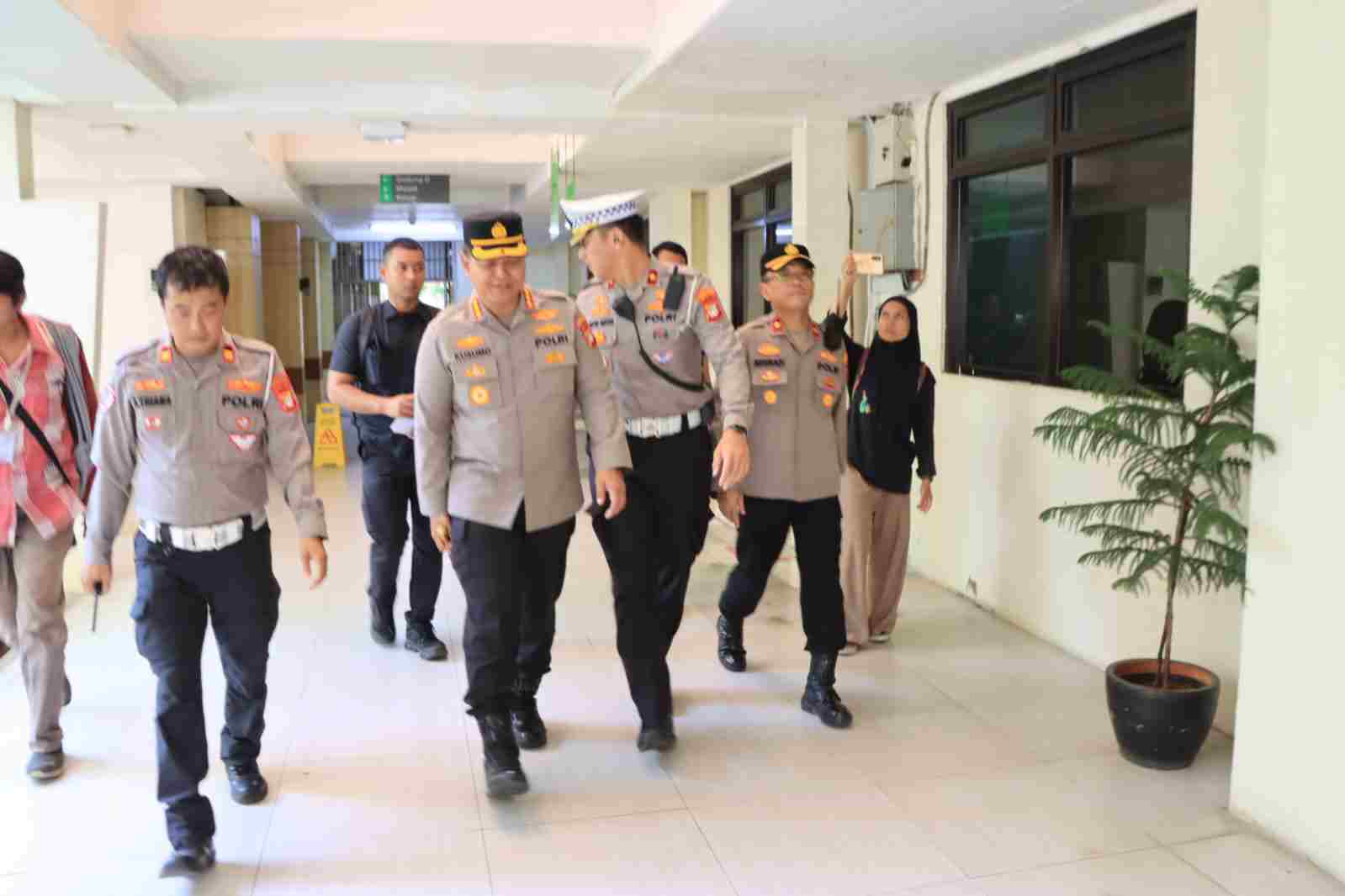 Kapolres Metro Bekasi Kota Kunjungi Korban Insiden Maut Di Depan Unisma Bekasi
