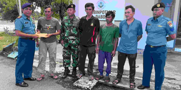 Lanal Dabo Singkep Berikan Tali Asih Kepada ABK KM Handayani Korban Kecelakaan Laut