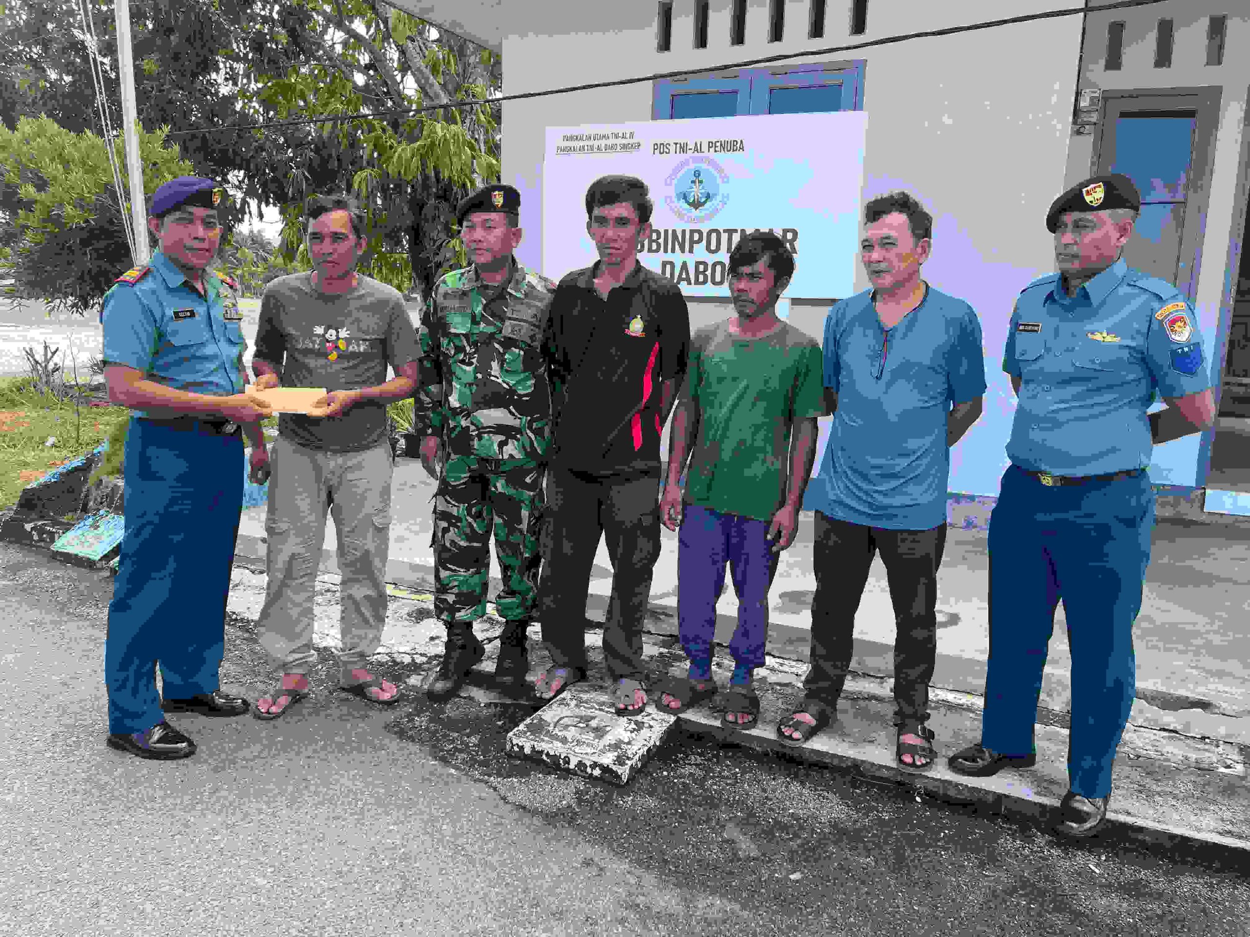 Lanal Dabo Singkep Berikan Tali Asih Kepada ABK KM Handayani Korban Kecelakaan Laut