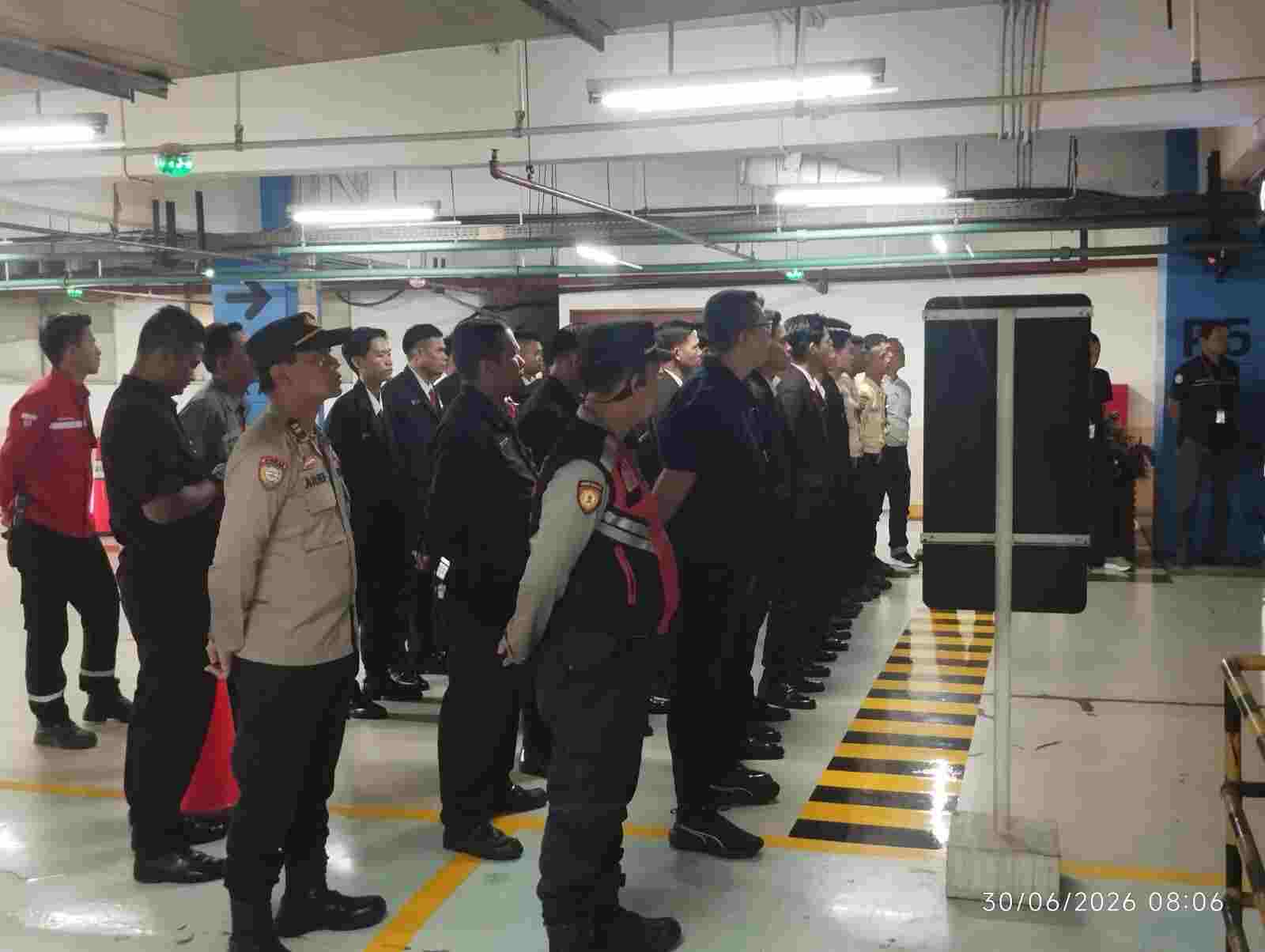 JAGA JAKARTA – JAGA LINGKUNGAN: POLSEK METRO PENJARINGAN KAWAL SIMULASI EVAKUASI KEBAKARAN DI MALL EMPORIUM
