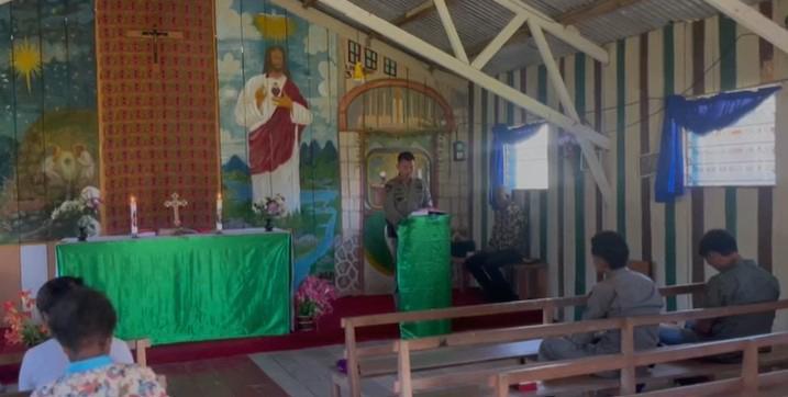 Hadir di Tengah Ketenangan Ibadah, Patroli Satgas Damai Cartenz Jaga Keamanan dan Pererat Kedekatan dengan Jemaat di Sinak