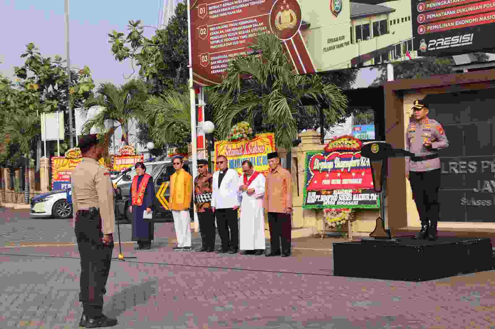 Polres Priok Gelar JJOS Doa Bersama Lintas Agama Berikan Penghargaan kepada Personel Berprestasi dan Hadiah Pemenang Lomba Hari Bhayangkara ke-80