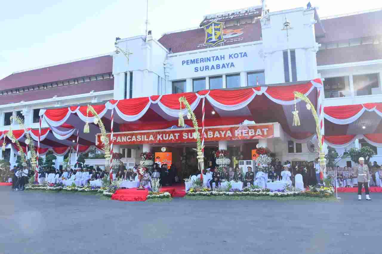 KODAERAL V HADIRI UPACARA HUT BHAYANGKARA KE-80 BERSAMA FORKOPIMDA KOTA SURABAYA
