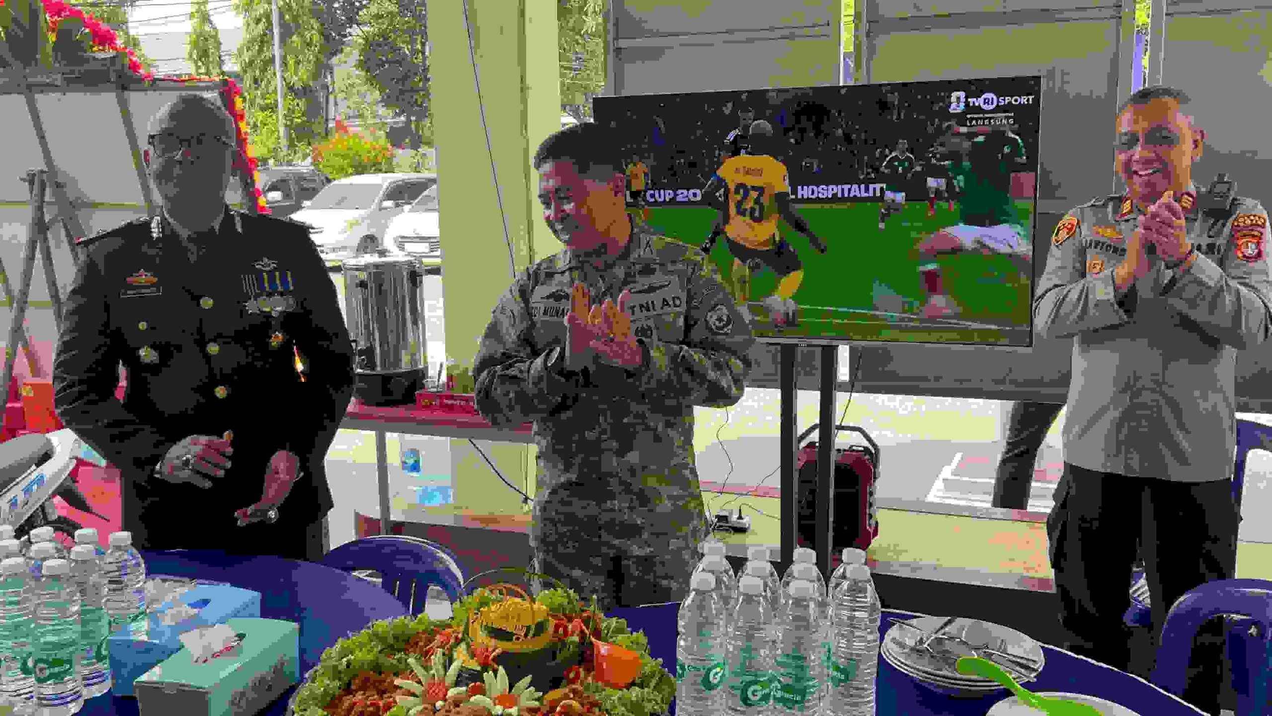 Danramil Koja Beri Kejutan HUT Bhayangkara ke-80 di Polsek Koja, Perkuat Soliditas TNI-Polri