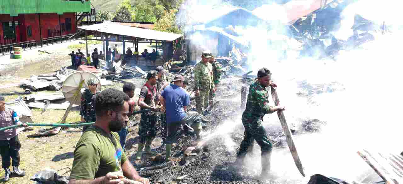 Kodim 1714/Puncak Jaya Reaksi Cepat Bantu Pemadaman Kebakaran di Kota Mulia