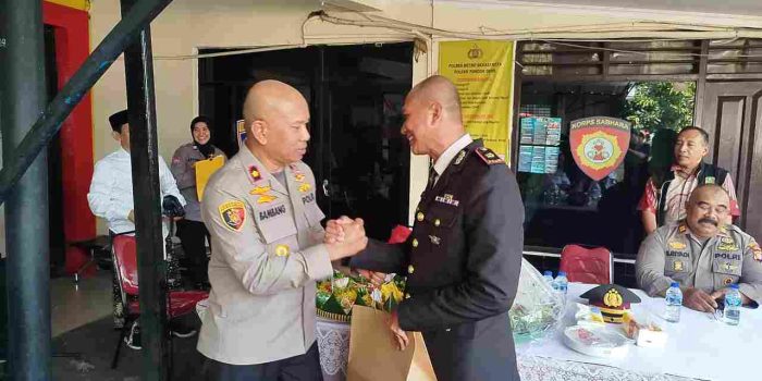 HUT Bhayangkara ke-80 Jadi Momentum Estafet Kepemimpinan, Polsek Pondok Gede Lepas Kompol Kusnandar Sambut AKP Dwi Budi Santoso.