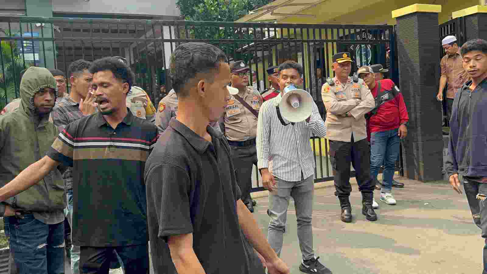 Polisi Gagalkan Pembakaran Ban Saat Aksi Mahasiswa di Kantor ATR/BPN Jakarta Utara