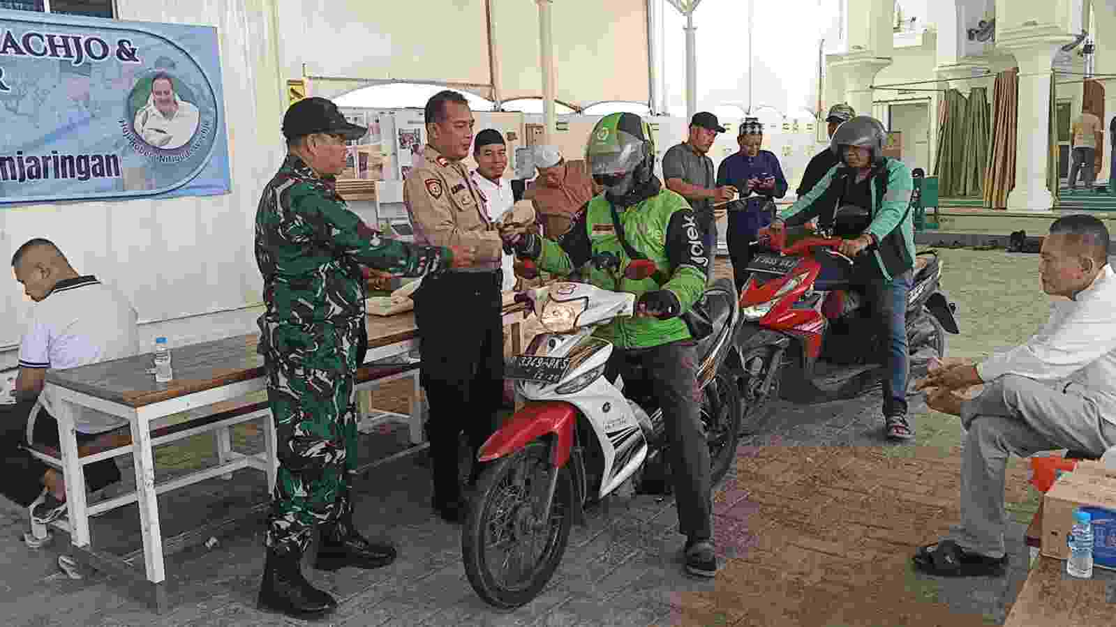 Jumat Peduli di Penjaringan, 500 Driver Ojol Terima Sembako dan Bantuan Tunai