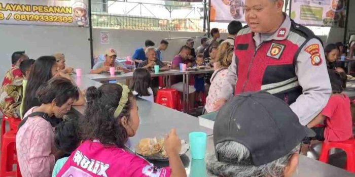 Jumat Berkah Polsek Metro Penjaringan, Bagikan Makanan Gratis untuk Warga hingga Pengemudi Angkutan Umum
