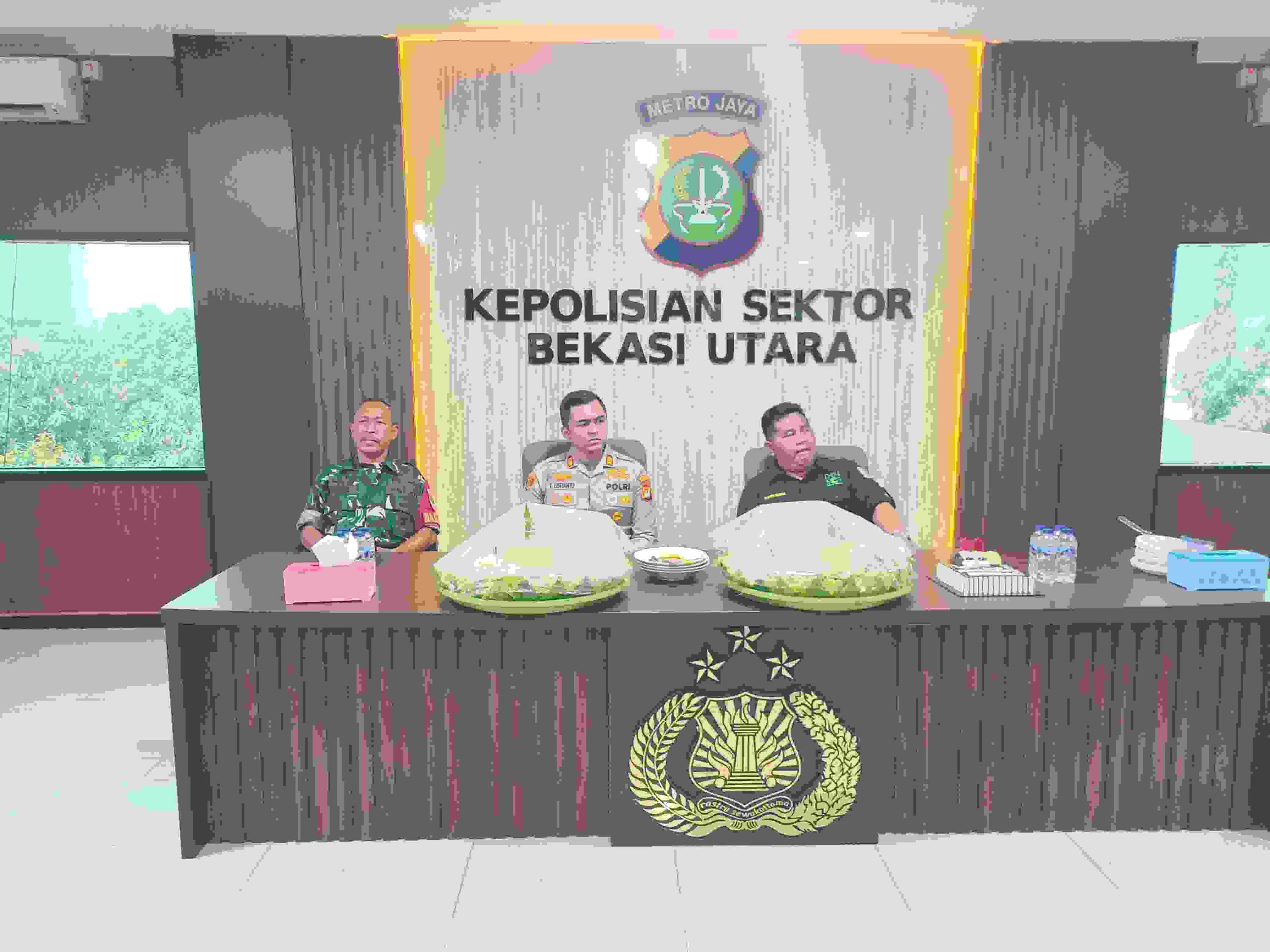 Tiga Pilar Bekasi Utara Berikan Kejutan HUT Bhayangkara ke-80 di Polsek Bekasi Utara