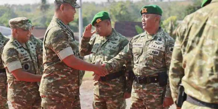 Pastikan Kesiapan Prajurit, Wapang TNI Bersama Menhan Tinjau Marshalling Area Yonif TP 937/Satria Kalijaga