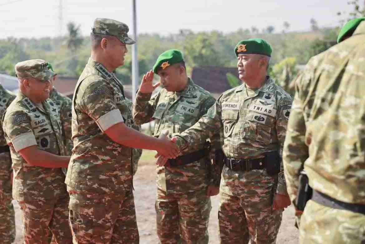 Pastikan Kesiapan Prajurit, Wapang TNI Bersama Menhan Tinjau Marshalling Area Yonif TP 937/Satria Kalijaga