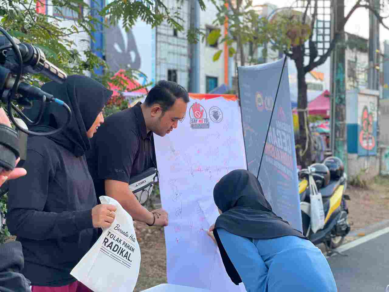 Densus 88 AT Polri Ajak Masyarakat Tolak Radikalisme dan Bullying melalui Kampanye Edukasi di Car Free Day Makassar