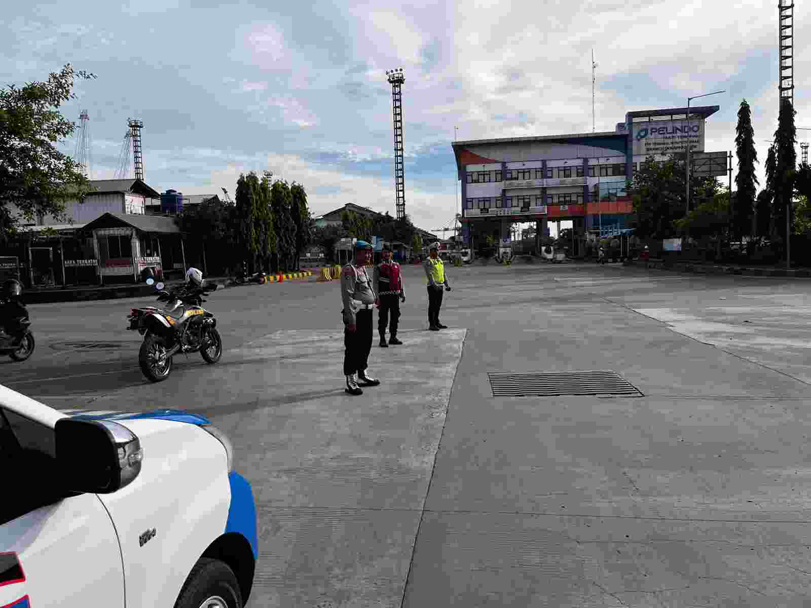 Personel Satsamapta dan Satlantas Polres Priok, Laksanakan Pengaturan Lalu Lintas untuk Wujudkan Arus Lalin yang Aman, Lancar, dan Kondusif