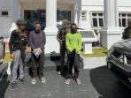 Satgas Operasi Damai Cartenz Limpahkan Dua Tersangka Kasus Pembunuhan dan Penembakan ke Kejaksaan Negeri Jayawijaya Satgas Operasi Damai Cartenz Limpahkan Dua Tersangka Kasus Pembunuhan dan Penembakan ke Kejaksaan Negeri Jayawijaya