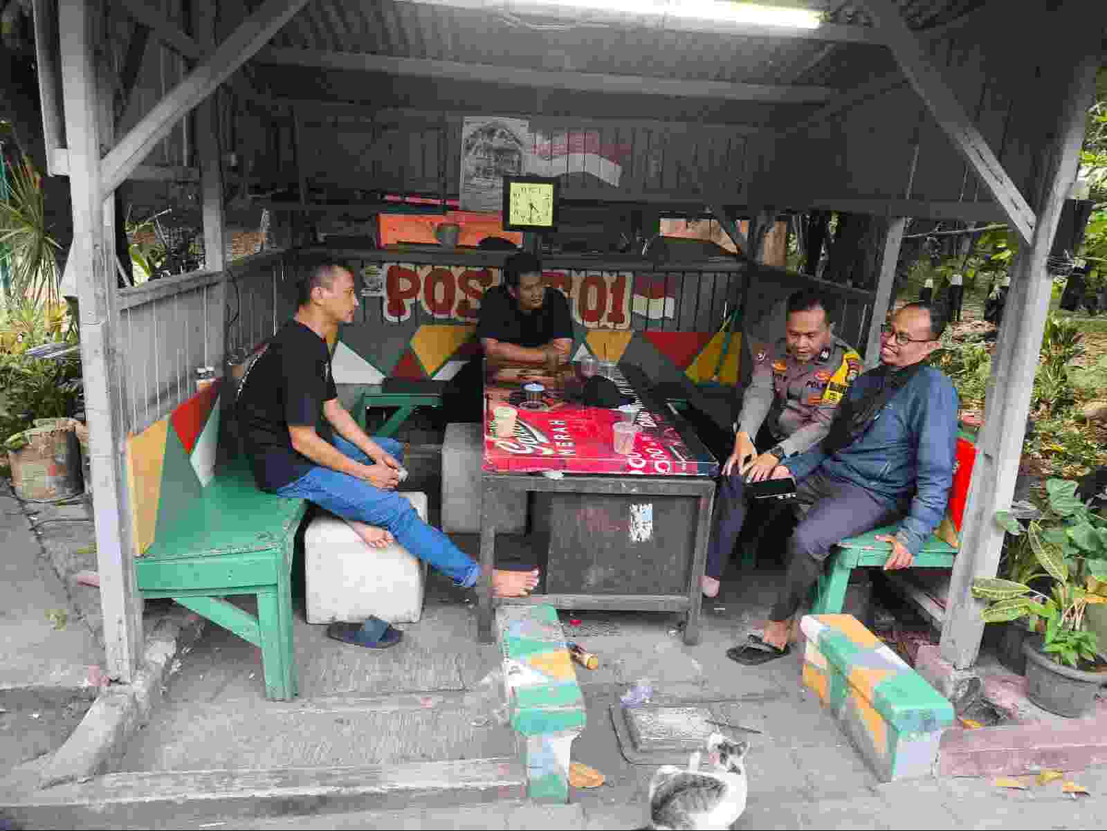 JAGA BEKASI ON THE SPOT: BHABINKAMTIBMAS HADIRI UNDANGAN WARGA UNTUK SERAP ASPIRASI