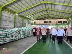 Kapolri Tinjau Pabrik Pupuk Batu Bara di Kampar, Lepas Distribusi 80 Ton Pupuk untuk Kelompok Tani Riau Kapolri Tinjau Pabrik Pupuk Batu Bara di Kampar, Lepas Distribusi 80 Ton Pupuk untuk Kelompok Tani Riau