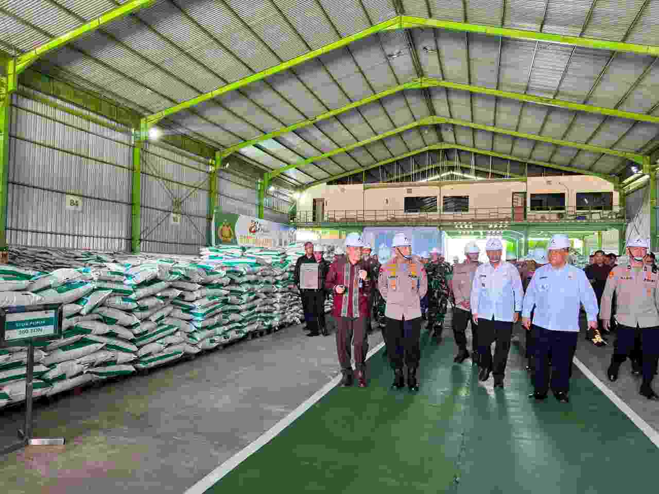 Kapolri Tinjau Pabrik Pupuk Batu Bara di Kampar, Lepas Distribusi 80 Ton Pupuk untuk Kelompok Tani Riau