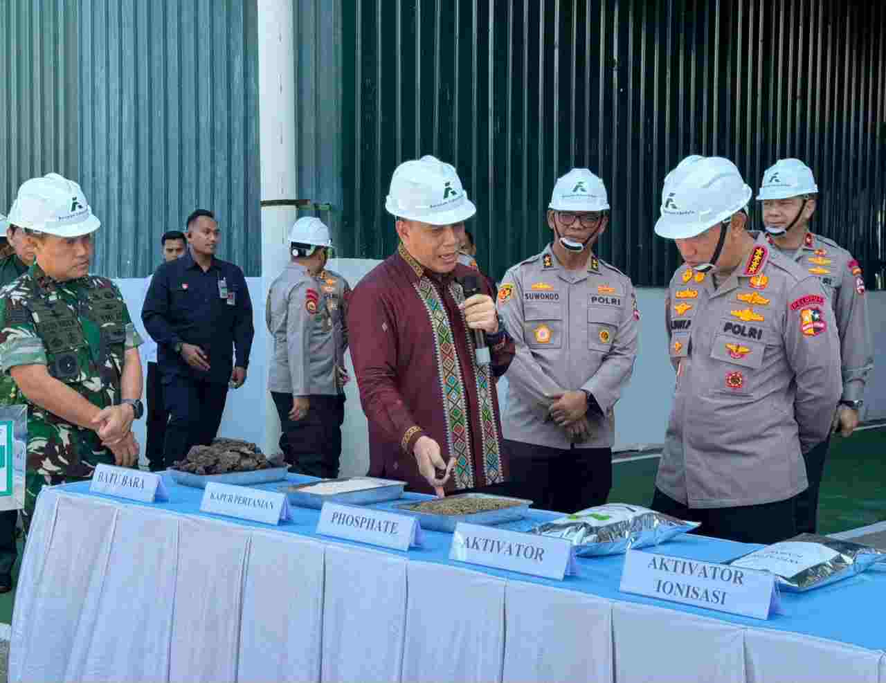 80 Ton Pupuk Batu Bara Disalurkan ke Petani Riau, Kapolri: Wujud Polri Hadir untuk Masyarakat
