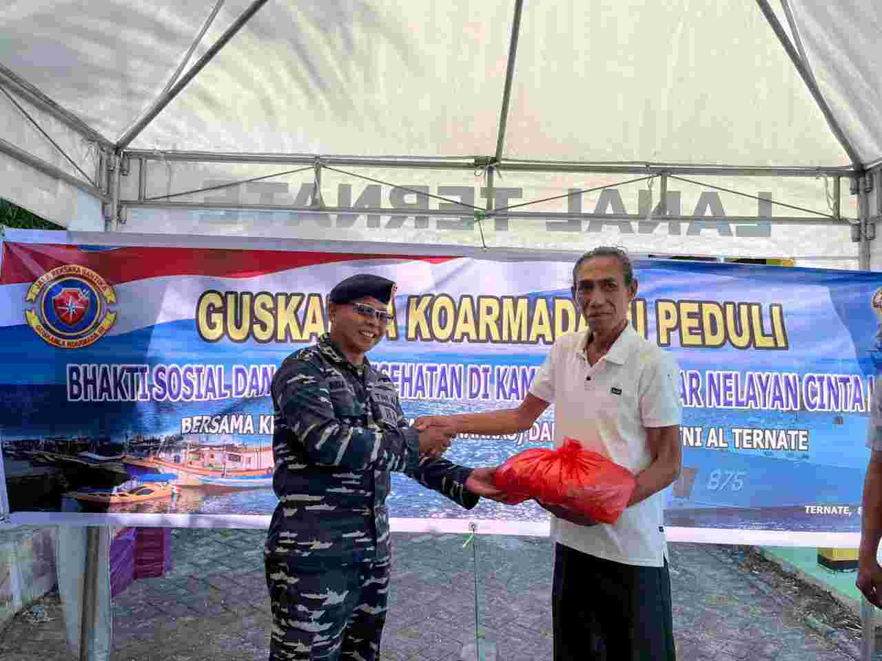 HADIR DITENGAH MASYARAKAT, TNI AL GELAR BAKTI SOSIAL DAN KESEHATAN BAGI MASYARAKAT PESISIR