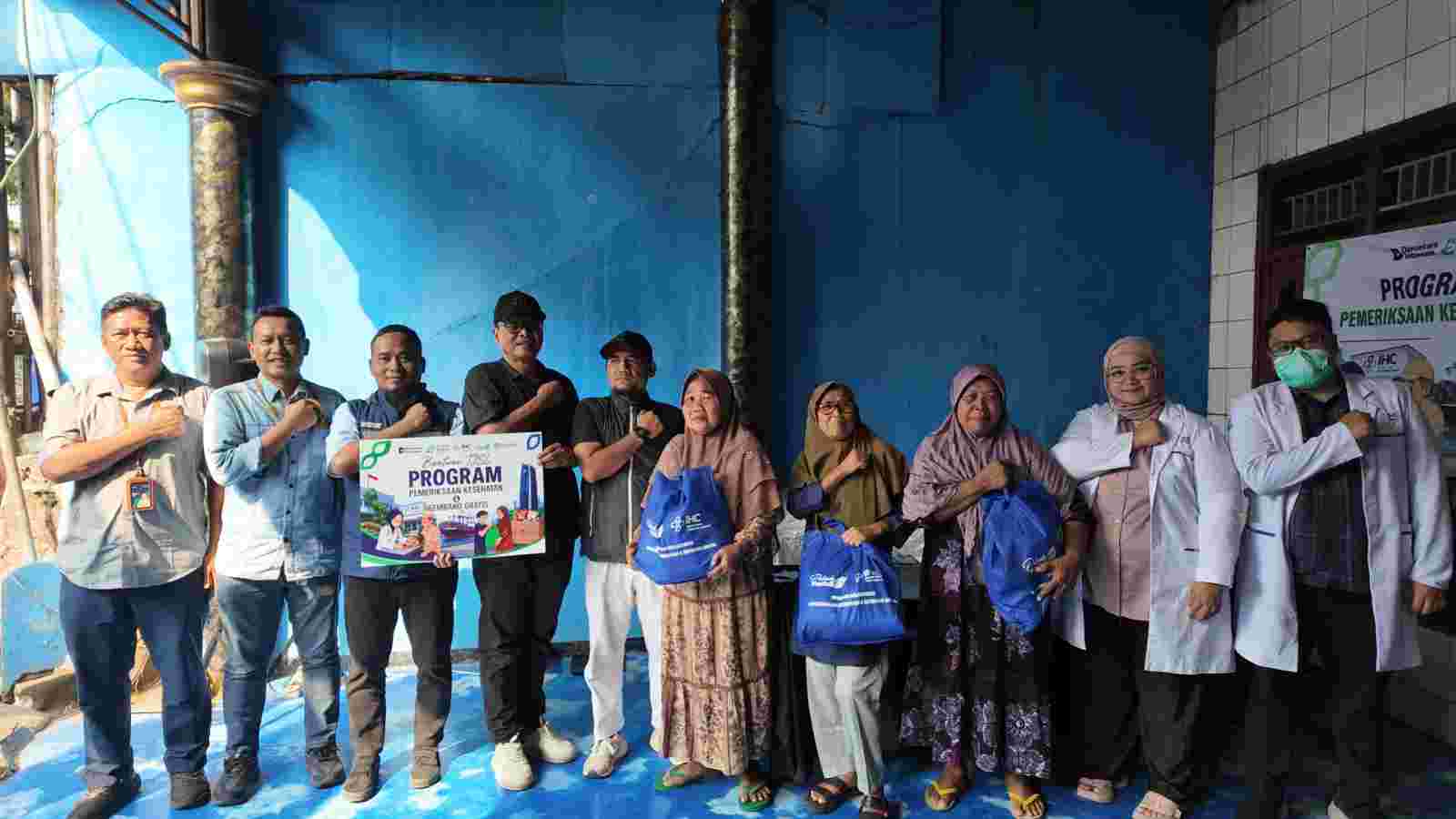 Kolaborasi Pelindo Regional 2 Tanjung Priok dan RS Pelabuhan Jakarta Beri Layanan Kesehatan dan Sembako untuk Warga Koja
